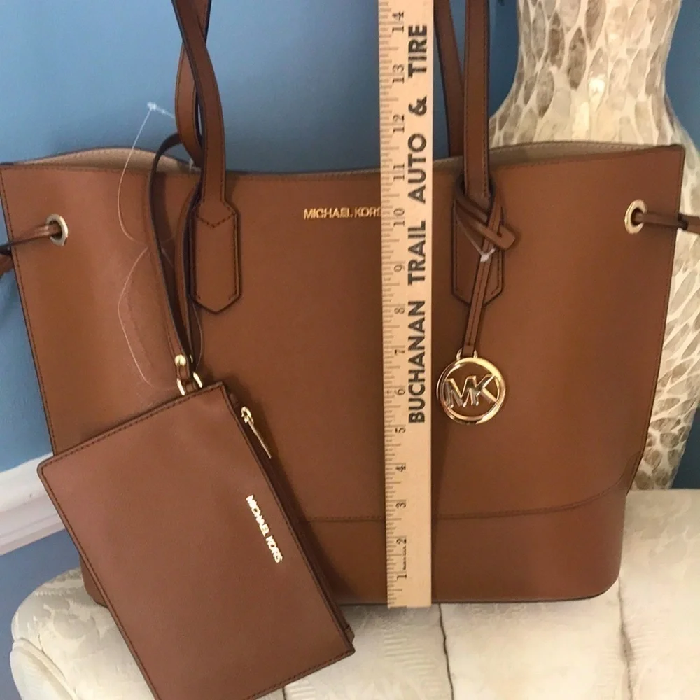 Brand New Michael Kors Leather Lg Drawstring Tote